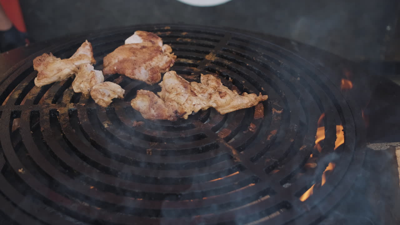 둥근 그릴 에 김 을 한