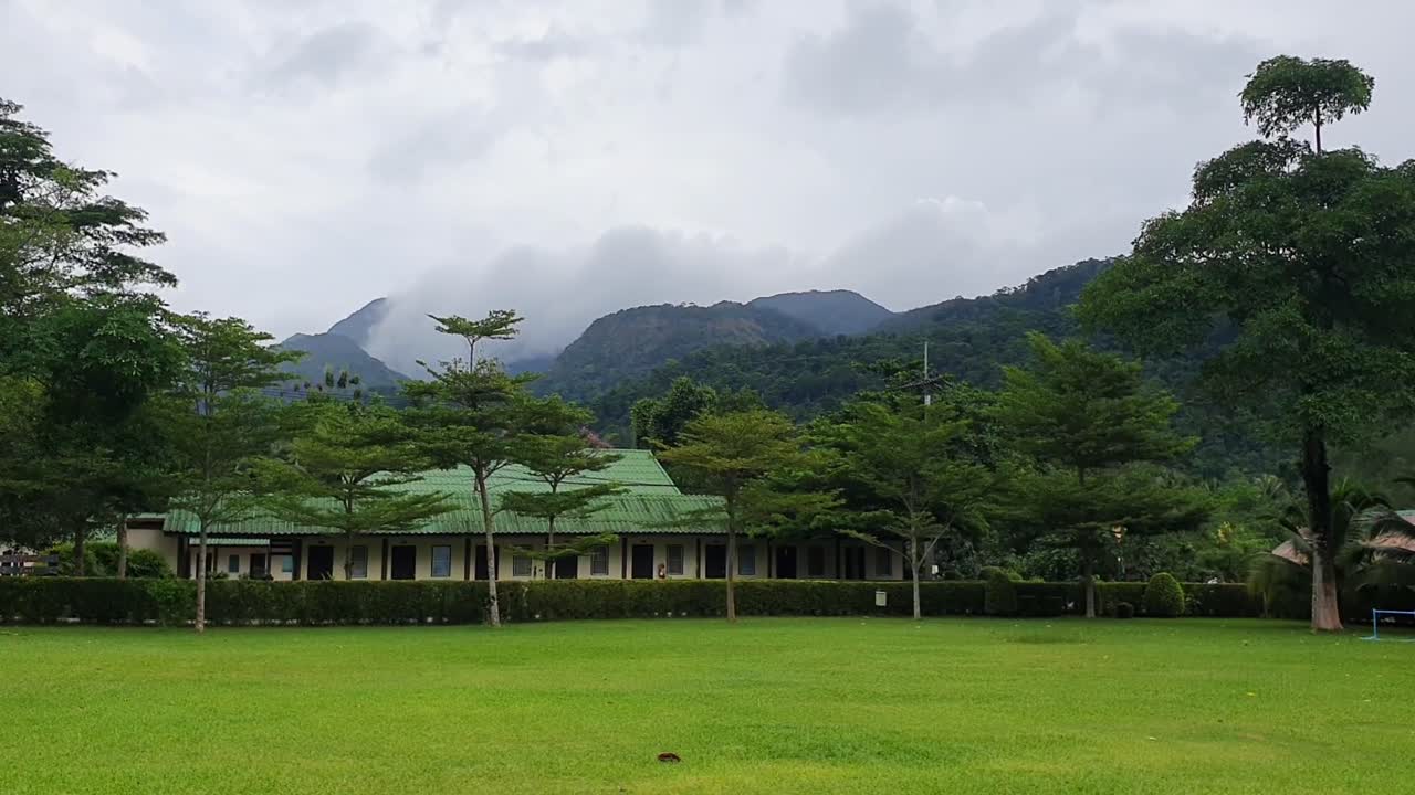 amplia toma de la niebla que desciende de las montañas en la isla de koh chang, tailandia, asia