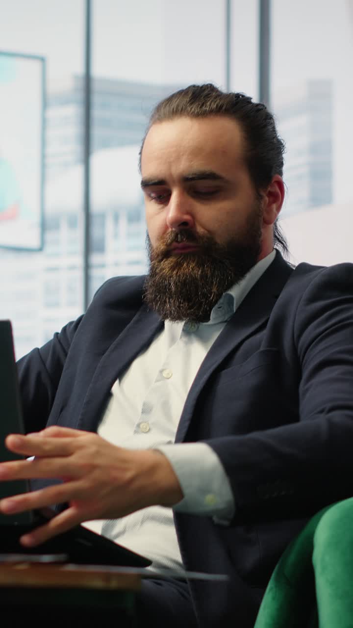 Video verticale. Leader maschile visionario lavora in un lussuoso ufficio con vista sulla città.