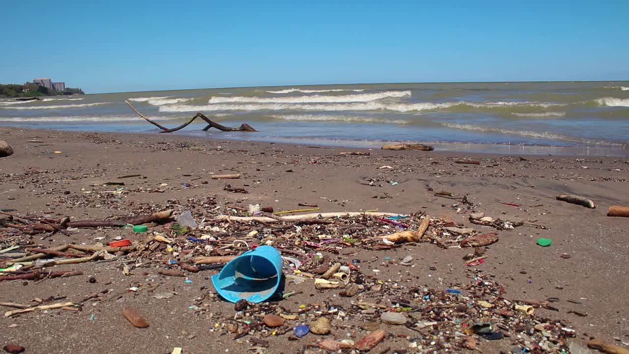 basura en la playa en cleveland, ohio