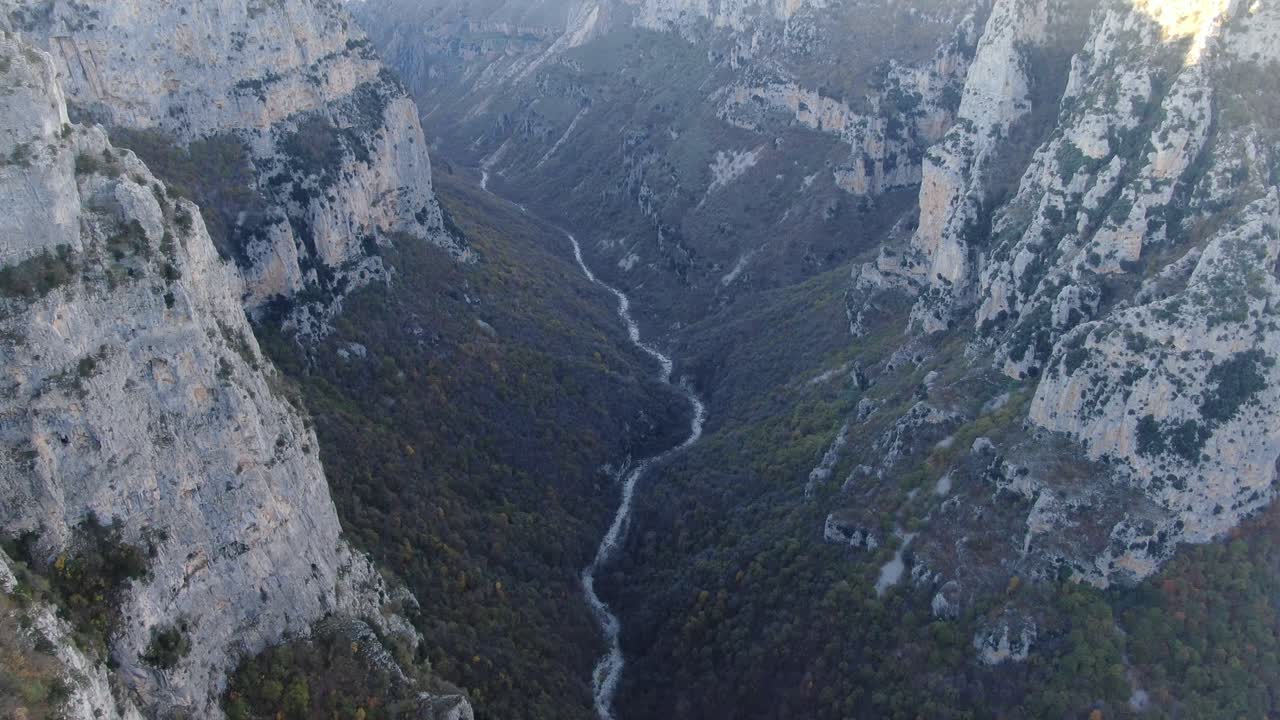 vista aérea de drones de la región de vikos gorge zagori, epirus grecia