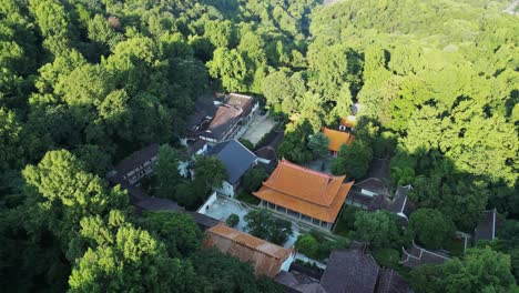 volando a través de la montaña verde por encima de la antigua aldea pequeña