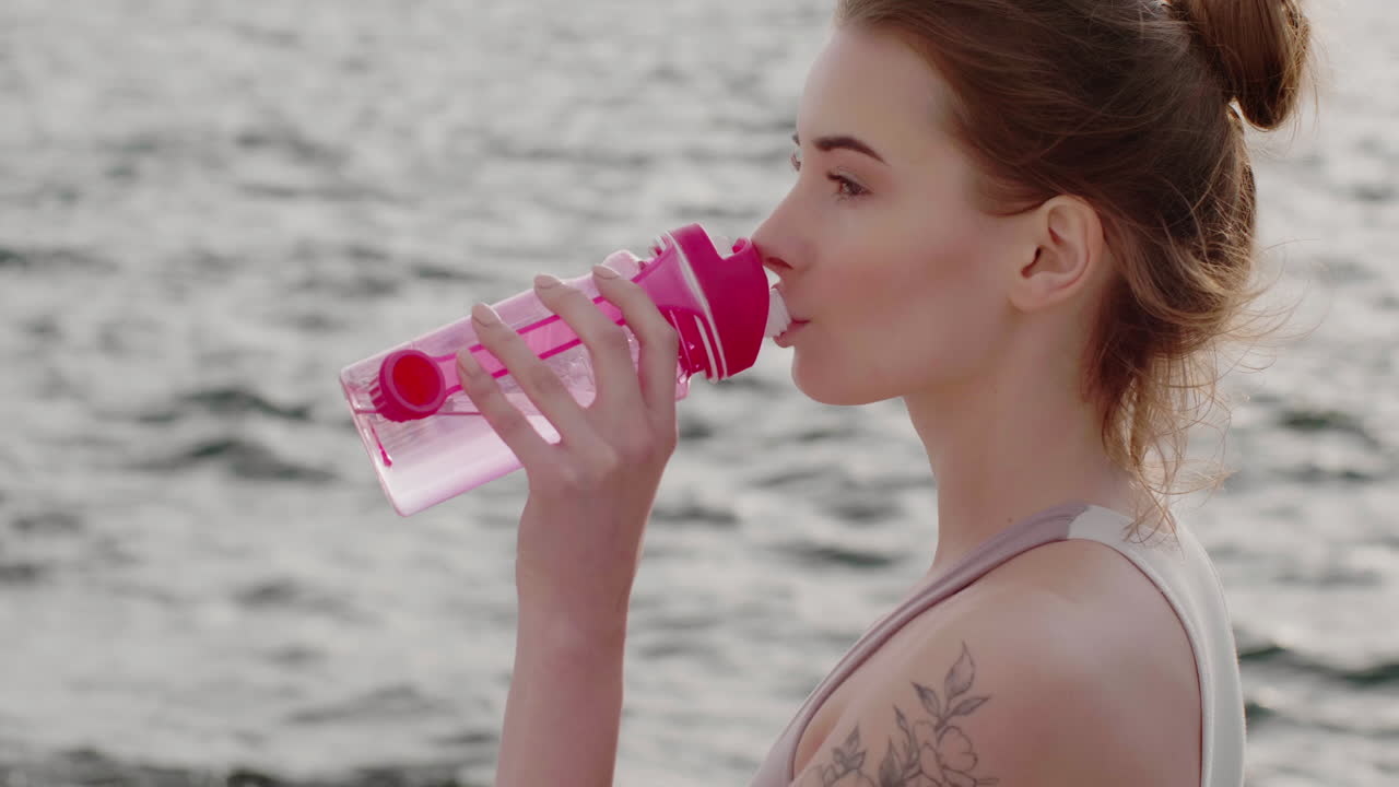 una mujer caucásica haciendo deporte al aire libre.