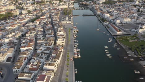 Ruhiger-Fluss-Von-Tavira-Und-Die-Gebäude,-Die-Vom-Sonnenuntergang-Im-Warmen-Sonnenlicht-Baden