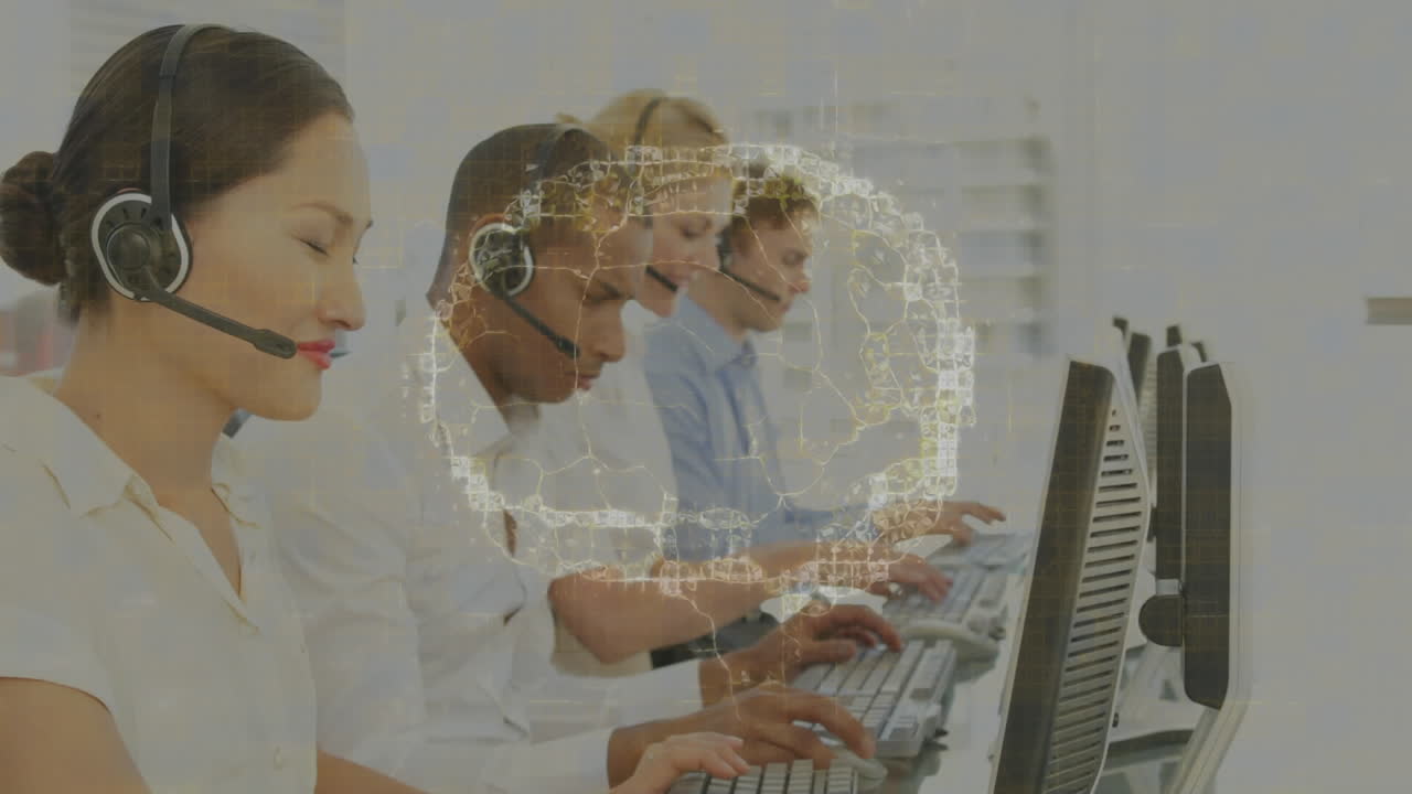 사무실에서 일하는 휴대폰 헤드 ⁇ 을 착용한 고객관리 임원 팀에 대항하는 인간 두뇌