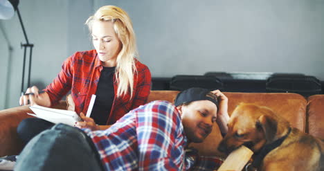 Joven-Pareja-Amorosa-Con-Perro-En-Casa