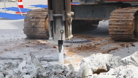demolición de hormigón con martillo automático y excavadora