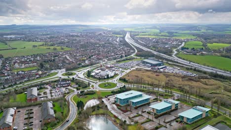 imágenes de video cinematográficas aéreas de la autopista m1 cerca de la ciudad de wakefield, west yorkshire, reino unido