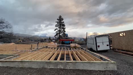sitio de construcción con paletas de madera y marcos de cemento