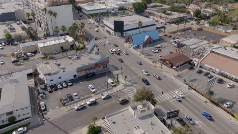 An-Einem-Hellen,-Warmen-Tag-In-Los-Angeles-Zeigt-Der-Blick-Von-Oben-Eine-Geschäftige-Stadtlandschaft-Aus-Straßen,-Straßen-Und-Unzähligen-Gebäuden-Und-Häuserblöcken,-Die-Alle-Durch-Einen-Ständigen-Strom-Von-Autos-Miteinander-Verbunden-Sind