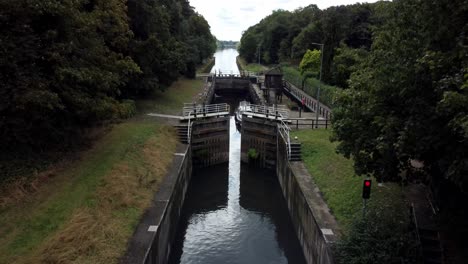 el río trent con imágenes de drones de las esclusas del río abriendo la puerta con un barco en la esclusa
