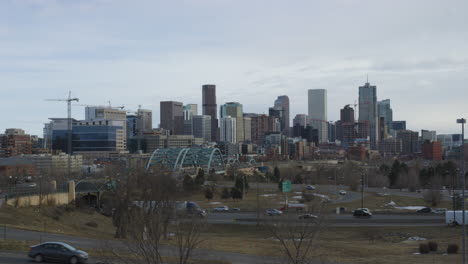 Zeitraffer-Des-Verkehrs-Auf-Der-Straße-Mit-Der-Innenstadt-Von-Denver-Im-Hintergrund-In-Denver,-Colorado,-USA