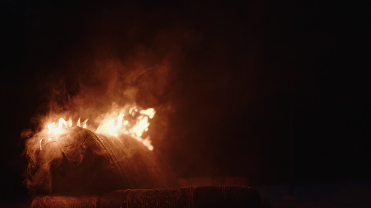 4k sofá en llamas en medio de la noche quemando