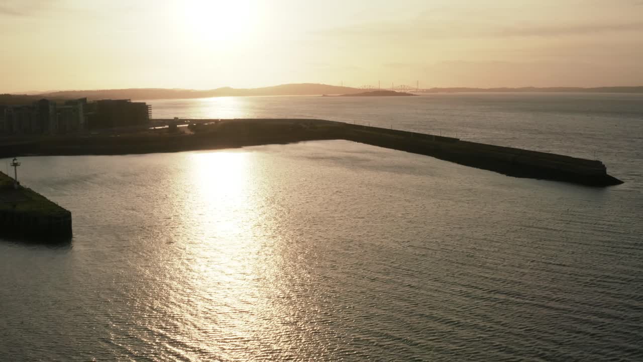 Iates caros, barcos de recreio e catamarãs atracados em uma marina da cidade, ao pôr do sol | Newhaven, Edimburgo, Escócia | 4k a 30 fps.