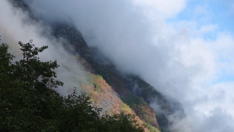 Vista-De-Cerca-De-Las-Profundas-Aguas-Azules-De-Sognefjord-En-Noruega