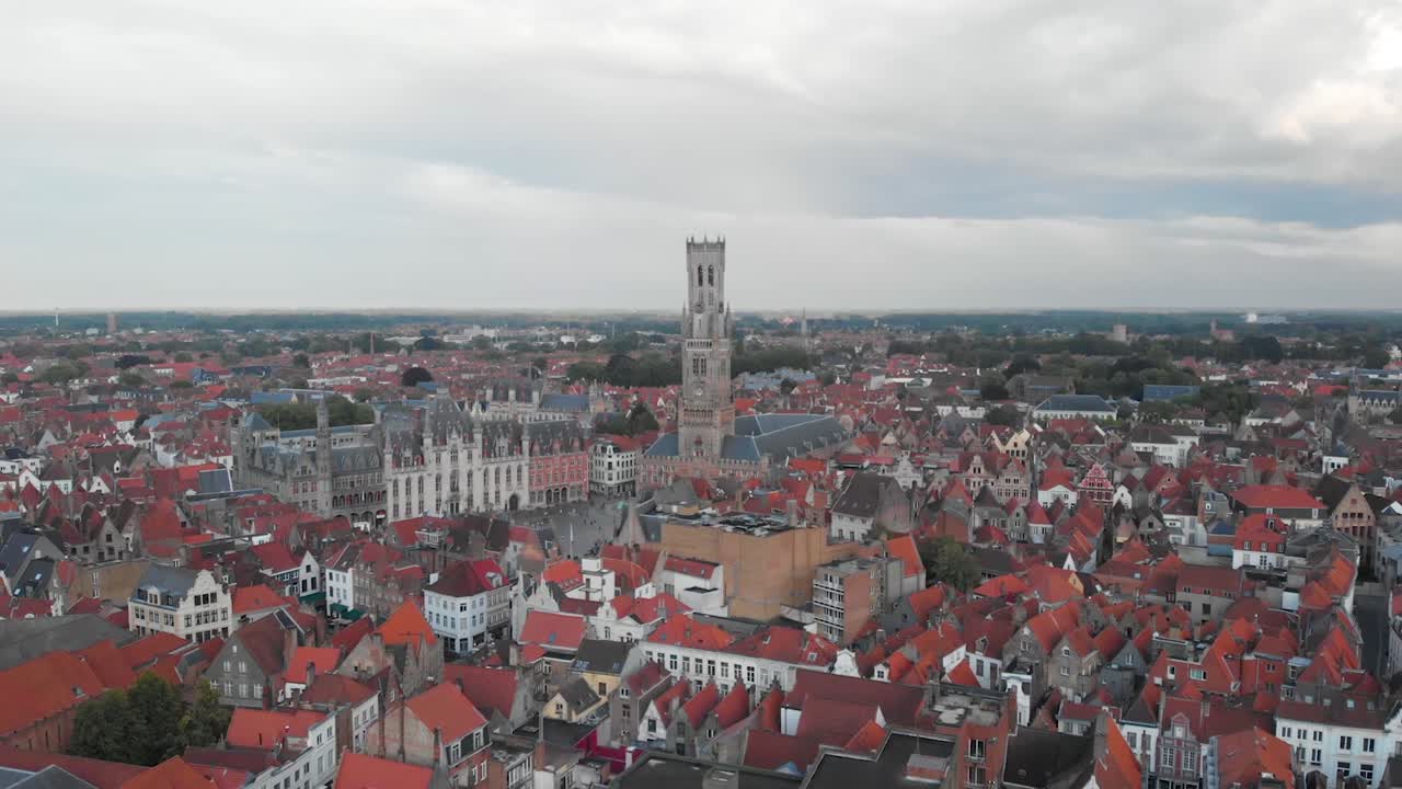 Brugge kasabasında ateş rengi çatılar, havadan çekim HD, Avrupa şehirleri