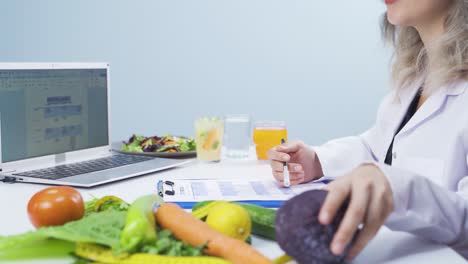 a dietitian who prepares a nutrition program with vegetables.