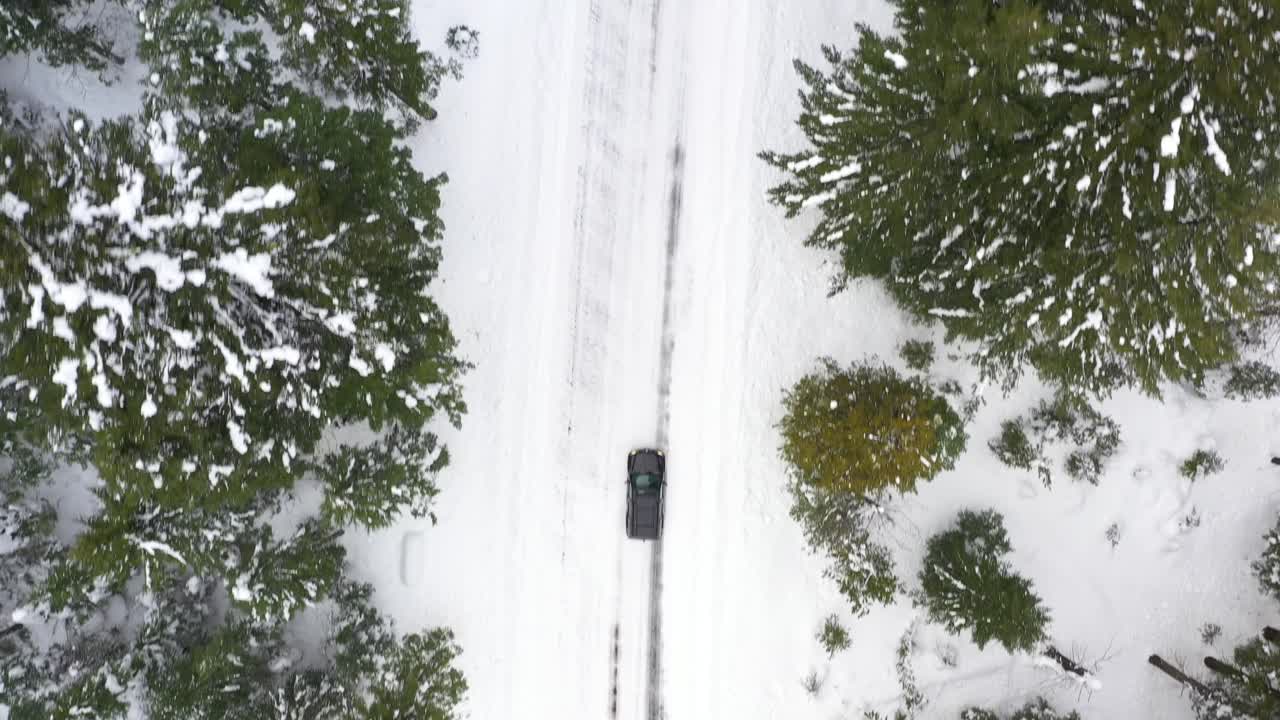 vista aérea de la carretera cubierta de nieve en invierno