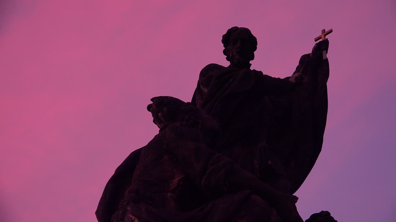 luz clásica del amanecer de la mañana en las estatuas en el puente de carlos en praga república checa 1