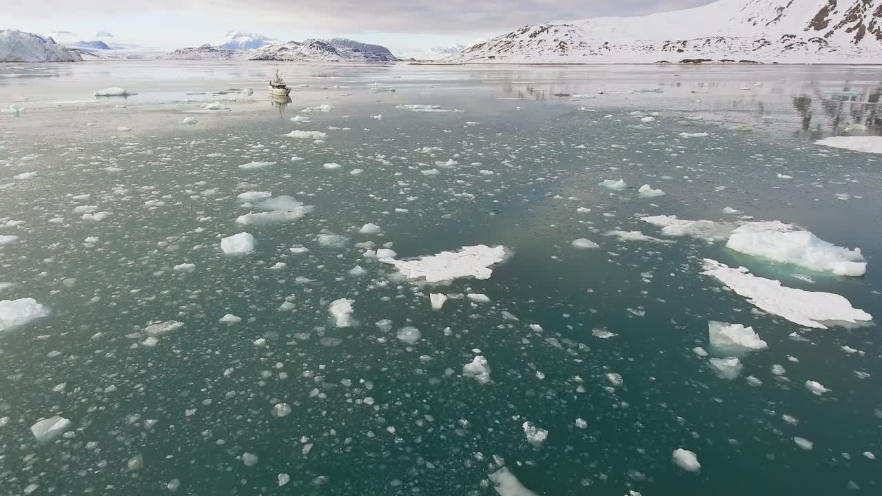 icebergs de agua de deshielo glacial, barco de investigación científica sobre el calentamiento global, vista aérea
