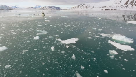 Icebergs-De-Agua-De-Deshielo-Glacial,-Barco-De-Investigación-Científica-Sobre-El-Calentamiento-Global,-Vista-Aérea