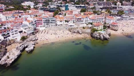 Toma-Aérea-En-órbita-De-La-Hermosa-Playa-Rainha-En-Cascais,-Portugal