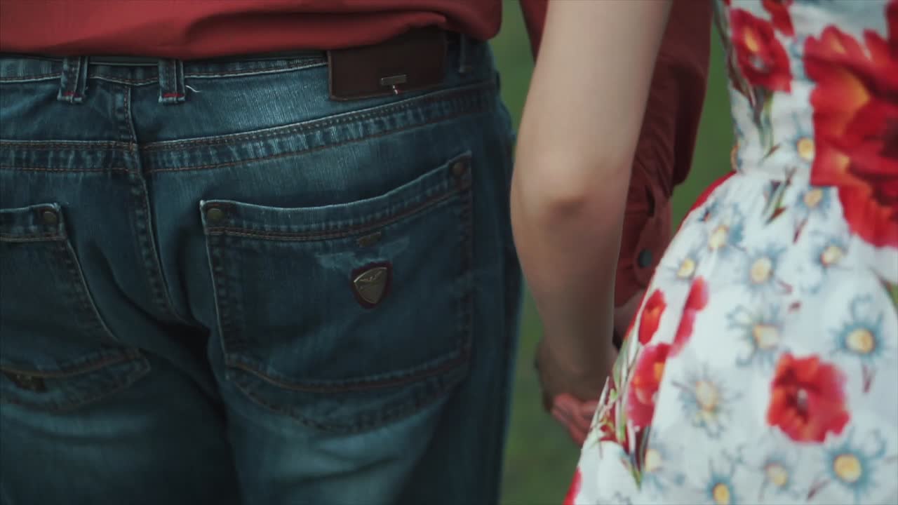 ⁇  이 야외 에서 손 을 잡고 있다