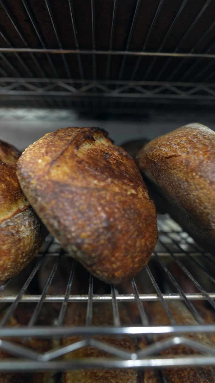 свежевыпеченный хлеб на холодильных стойках