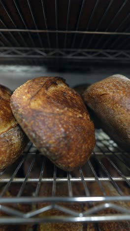pan recién horneado en estantes de refrigeración