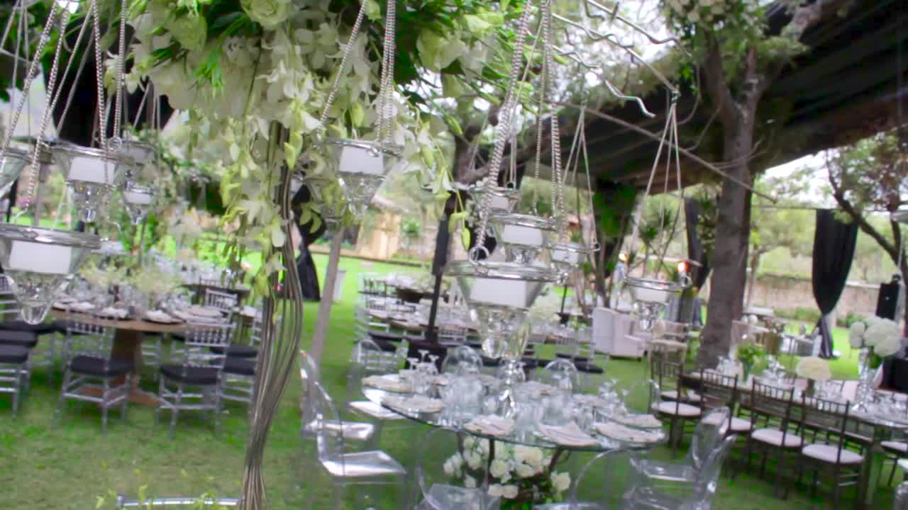 Candels arragament holding by a flowers arragement of white roses in a wedding decoration
