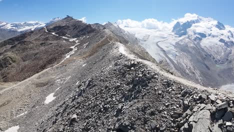 Flug-über-Einen-Wanderweg-In-Den-Alpen-Auf-Dem-Gornergrat,-Zermatt,-In-Der-Schweiz-Mit-Dem-Klaren-Blick-Auf-Einen-Wunderschönen-Gletscher