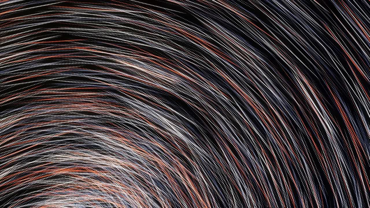 parte de un túnel giratorio. animación. túnel giratório de muchas líneas entrelazadas en fondo negro. gran parte de un tunel vertiginoso de pluralidad de líneas