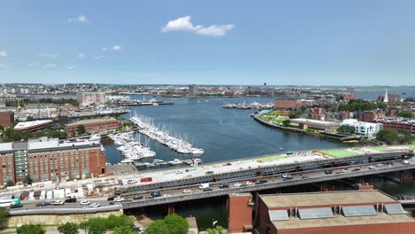 tomada de un dron del puente de la calle north washington en boston