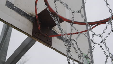 Red-Metálica-De-Un-Viejo-Aro-De-Baloncesto,-Tiro-Dramático-De-Mano