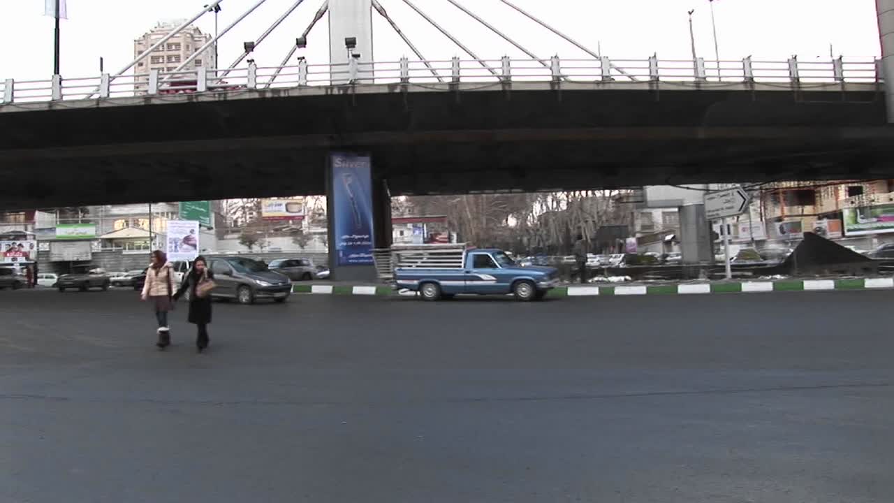 현대적인 디지털 광고판이 있는 이란 도시의 번잡한 도로