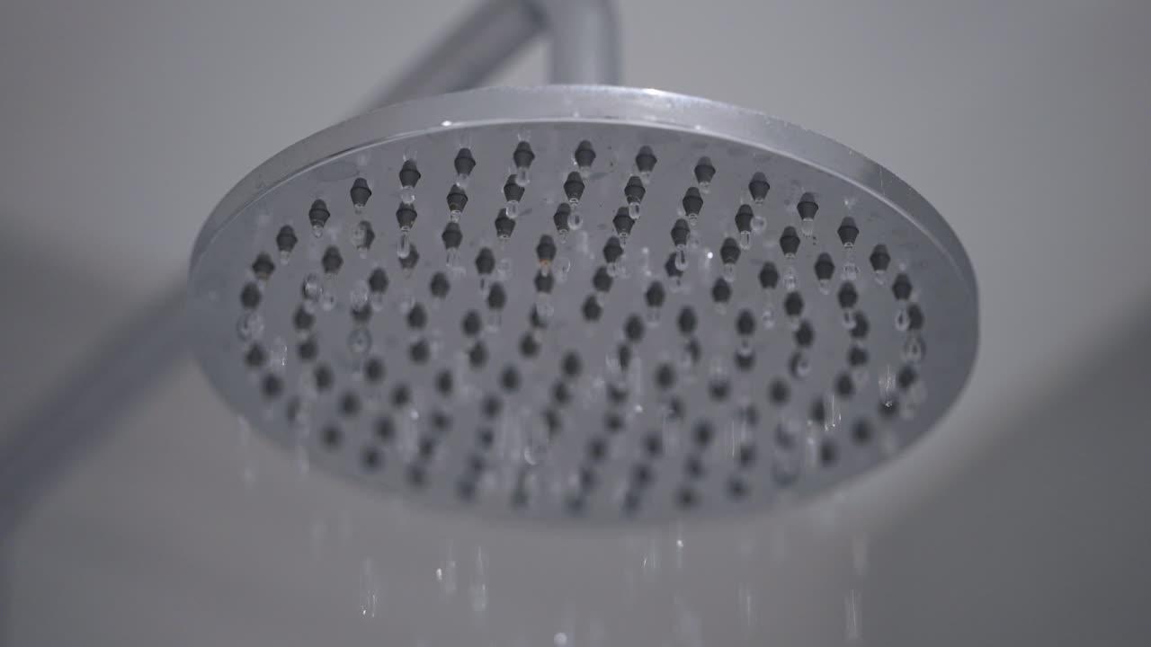 tomada estática de cerca de la cabeza de la ducha goteando