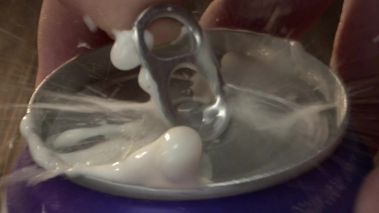 Una mano apre una lattina ghiacciata di bevanda rinfrescante.