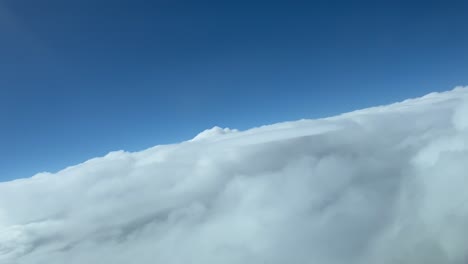 pov aéreo desde la cabina de un avión mientras vuela sobre algunas nubes tormentosas a 10000 m de altura