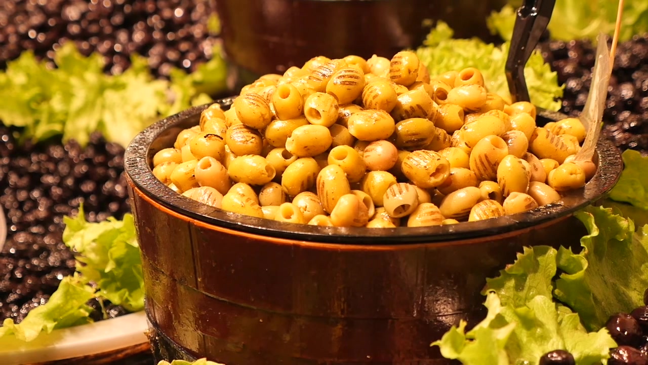 Olive Verdi Fresche Esposte in una Ciotola di Legno al Mercato