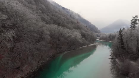 El-Dron-Vuela-A-Baja-Altura-Sobre-El-Río-Esmeralda-Limpio-En-La-Fría-Y-Brumosa-Mañana-De-Invierno