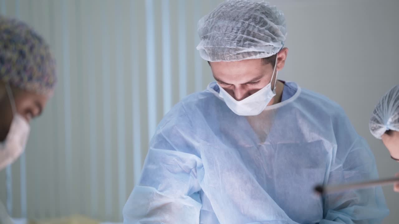 equipo quirúrgico en la sala de operaciones