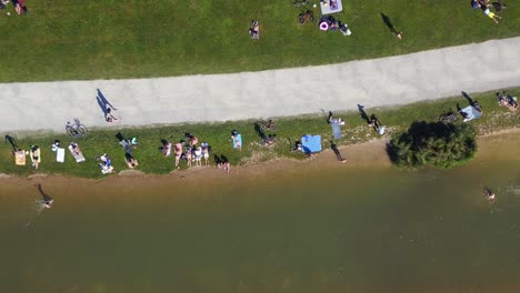 Dramatischer-Luftflug-Von-Oben-Schwabinger-Bach-Englischer-Garten-München-Deutschland-Bayern,-Sommer-Sonniger-Blauer-Himmel-Tag-23