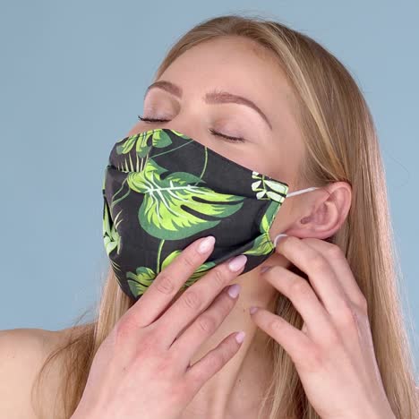 adorable joven quitándose la máscara facial contra virus con gran alivio