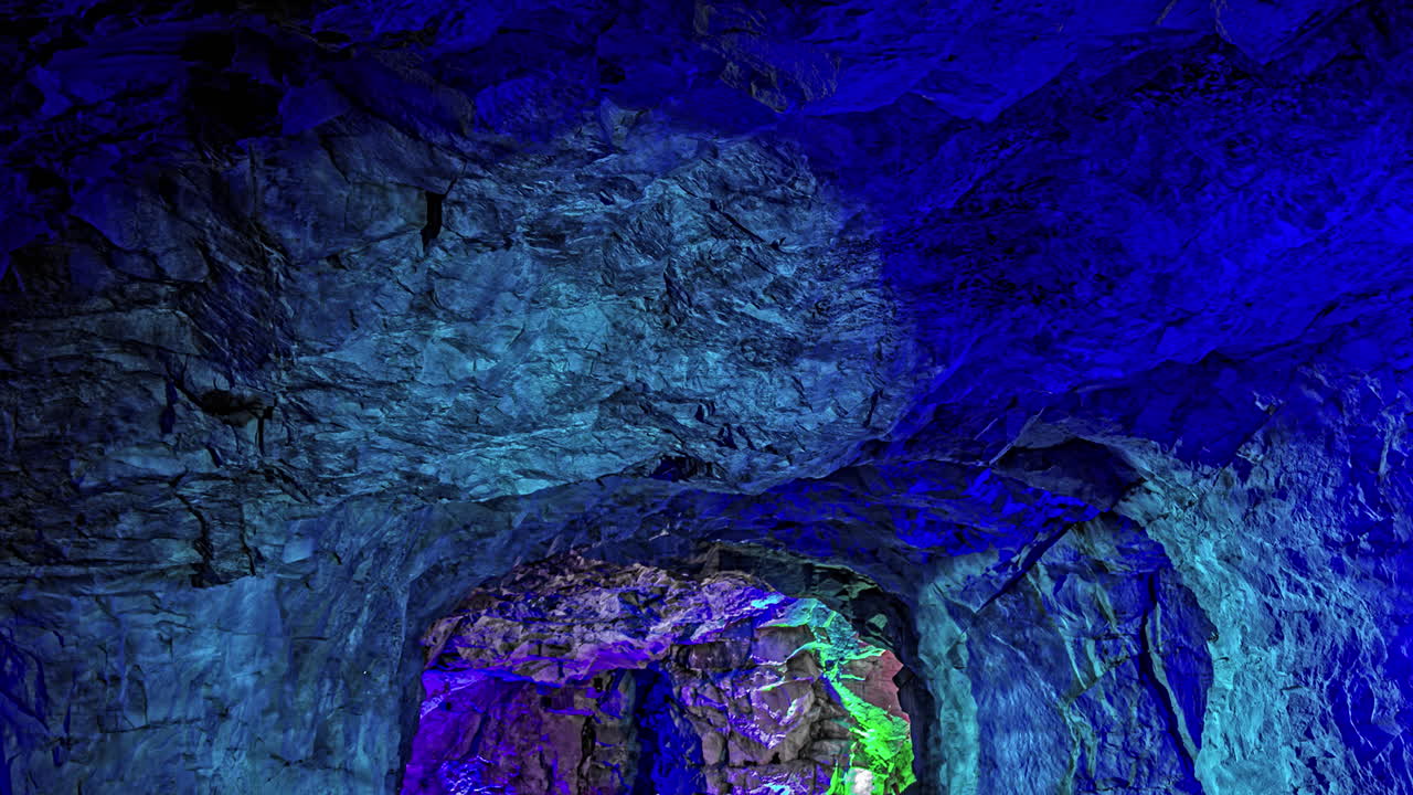 노르웨이 바이킹 밸리에 반사된 푸른 빛 동굴의 놀라운 전망을 담은 타임레이스 비디오