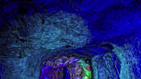 vídeo timelase de una vista increíble de una cueva iluminada de azul con reflejos, en viking valley, noruega