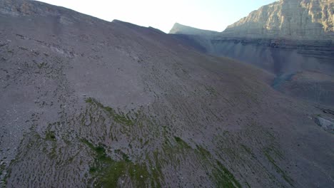Luftaufnahme-Des-Felsigen-Alpenberges-Carnarvon-Peak,-Kananaskis,-Alberta,-Kanada