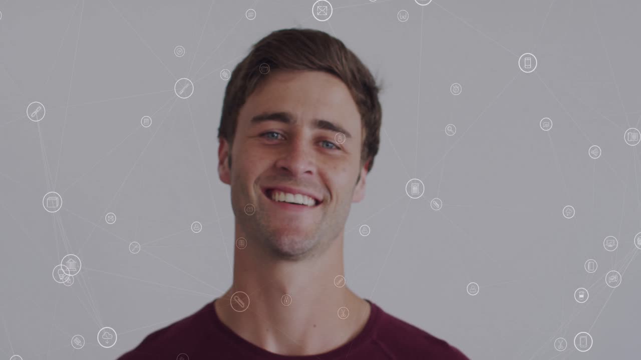 animación de una red de conexiones con iconos sobre un hombre caucásico sonriendo a la cámara