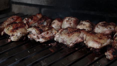 muslos de pollo y trozos de pechuga en una parrilla de barbacoa