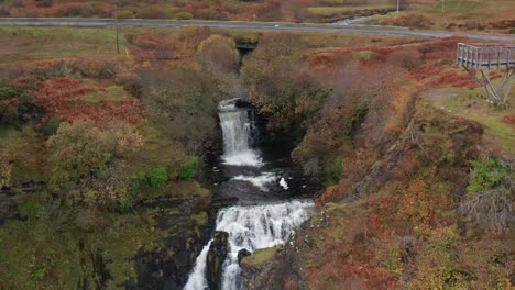 Sobrevuelo-Aéreo-De-Drones-En-Cámara-Lenta-De-La-Cascada-De-Otoño-Lealt-En-El-Otoño-De-Skye,-Escocia