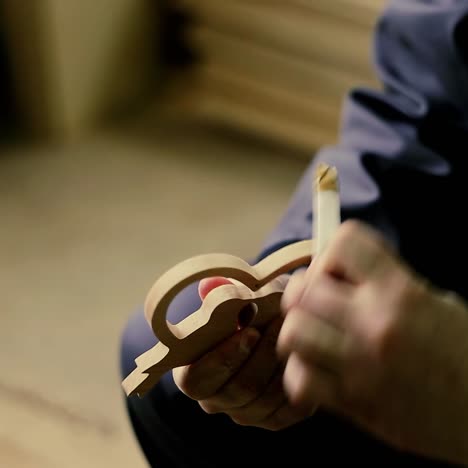 carpintero enviando una pieza de madera a su taller